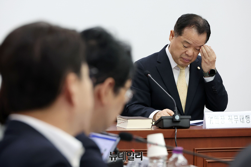 ▲ 위철환 중앙선관위원장 직무대행이 7일 경기 과천시 중앙선거관리위원회에서 열린 투표용지 부족 사태 등 국민 참정권 침해 진상 규명 및 선거 관리 개혁을 위한 국정조사특별위원회 현장 조사 및 전체회의에서 의원들의 질의를 듣고 있다. ⓒ이종현 기자
