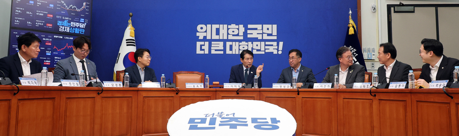 ▲ 이학영(왼쪽 네번째) 더불어민주당 전국당원대회준비위원장이 7일 여의도 국회에서 열린 전국당원대회준비위원회 3차 전체회의에서 시작에 앞서 위원들과 대화를 나누고 있다. ⓒ뉴시스