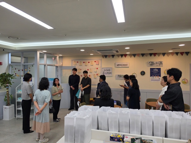 ▲ 남양주시, 평택시 관계자들이 그냥드림 온(溫) 라운지를 살펴보고 있다ⓒ화성시 제공