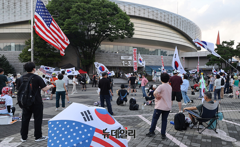 ▲ 서울 송파구 올림픽공원 핸드볼경기장에서 시민들이 집회에 참석해 있다. ⓒ정상윤 기자