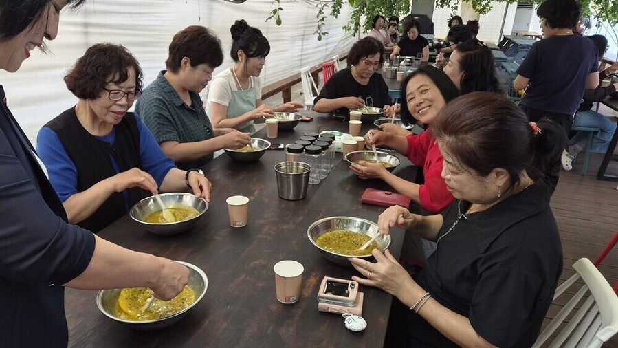 ▲ 한국여성농업인 함평군연합회 음식 체험교육 활동 모습ⓒ전남광주통합특별시 함평군 제공