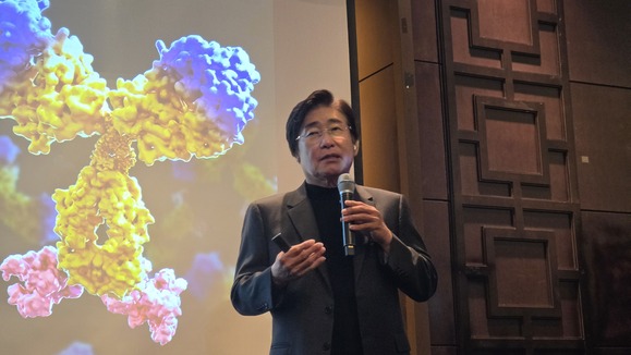 ▲ 이상훈 에이비엘바이오 대표가 7일 서울 여의도 콘래드호텔에서 열린 기자간담회에서 발표하고 있다. ⓒ조희연 기자