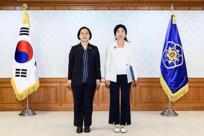 ▲ 이수아 홍천군 기획감사실 기획팀장이 7일 정부서울청사 의전 행사실에서 열린 '제6회 적극 행정 유공 정부포상 수여식'에서 국무총리 표창을 받았다. 이수아 팀장은 군민의 눈높이에서 문제를 바라보고, 관행에 머무르지 않는 업무 추진으로 군민 중심 행정서비스 개선에 기여한 공로를 인정받았다. ⓒ홍천군