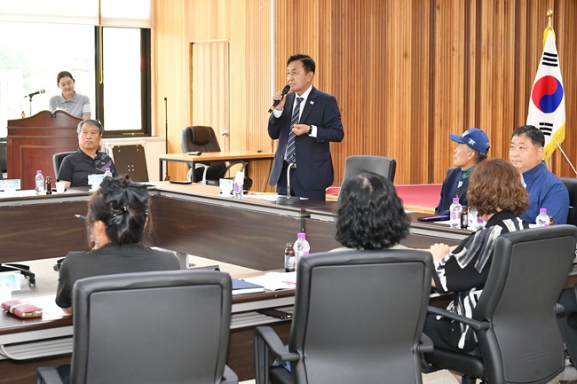 ▲ 화천군 간동면 이장협의회 회의가 7일 간동면사무소에서 김세훈 군수를 비롯한 이장들이 참석한 가운데 열렸다. ⓒ화천군