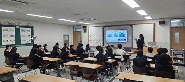 ▲ 청주청소년꿈키움센터가 금천중학교 1학년 학생 27명을 대상으로 ‘보호직 공무원과의 만남’ 진로체험 특강을 열고 공직의 역할과 법치의 가치를 소개했다.ⓒ법무부 청주청소년꿈키움센터