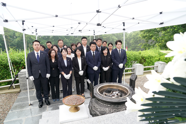 ▲ 춘천시의회가 7일 오전 9시 춘천시 우두동 충렬탑을 찾아 참배하며 12대 의회의 첫 공식 일정을 시작했다. ⓒ춘천시의회