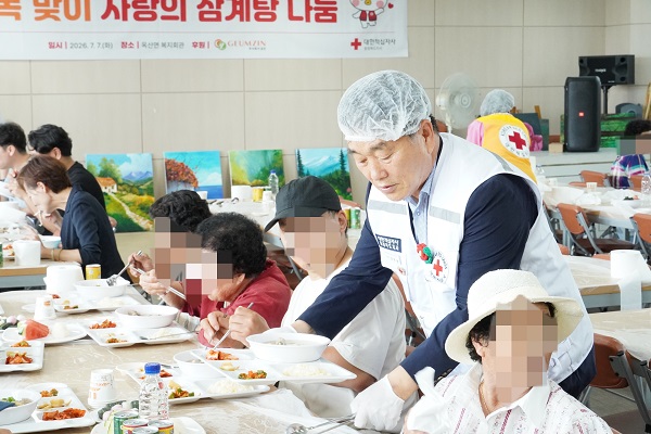 ▲ 장현봉 대한적십자사 충북지사장이 청주시 옥산면 어르신들에게 삼계탕을 대접하고 있다.ⓒ충북적십자사 제공