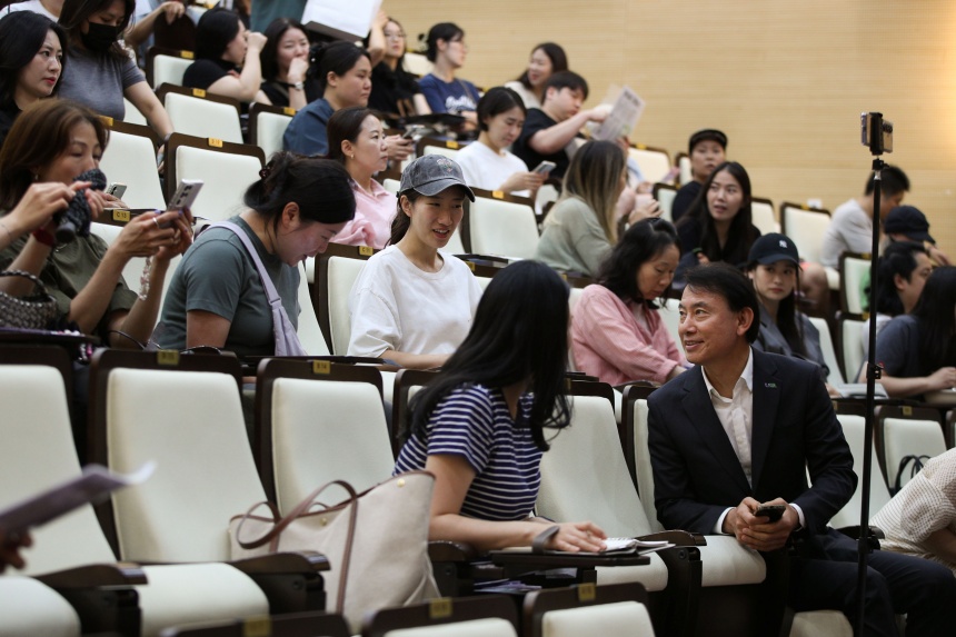 ▲ 최현덕 시장이 부모교육 참석자들과 대화를 나누고 있다 ⓒ남양주시 제공