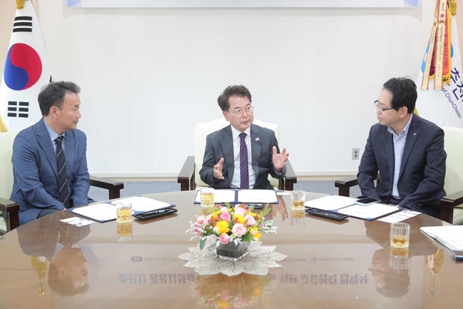 ▲ 협약에 따라 세 기관은 공공시설 에너지 효율 향상을 위한 공동 협력체계를 구축하고 지속 가능한 에너지 절약 정책 추진과 효율적인 에너지 관리체계 구축을 위해 협력하기로 했다. 또한 에너지 진단과 기술 지원, 전기설비 점검 등을 통해 시설별 맞춤형 에너지 효율 개선 방안을 마련해 나갈 계획이다. ⓒ춘천시