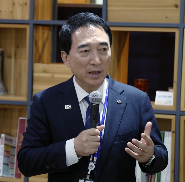 ▲ 박수현 충남도지사가 7일 충남도청 프레스센터에서 열린 기자간담회에서 충청광역연합 활용 방안과 392조 원 규모의 충청권 첨단산업 투자 대응, 정무부지사 임명, 지천댐 공론화 등 주요 도정 현안에 대해 설명하고 있다.ⓒ충남도