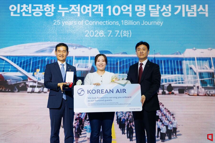 ▲ 7일 인천공항 누적여객 10억명 달성 기념식에서 김범호 인천국제공항공사 사장 직무대행(왼쪽)과 송기원 대한항공 인천공항지점장(오른쪽)이 10억 번째 여객 하라 아야카(일본)씨에게 기념패와 항공권을 선물하고 있다. ⓒ인천공항공사 제공