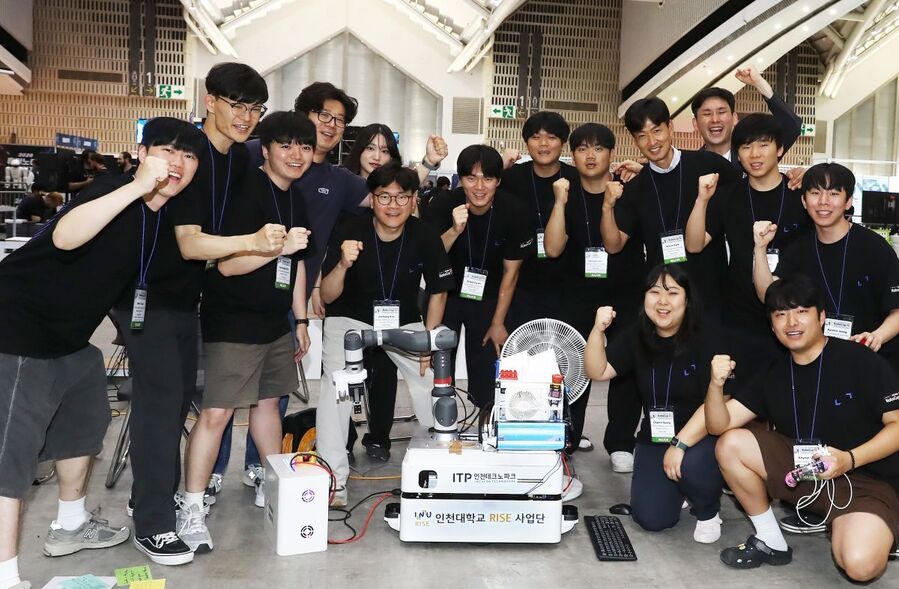 ▲ 인천대학교 TEAM INU는 2일부터 6일까지 송도컨벤시아에서 열린 로보컵 2026 인천의 SML 부문에서 세계 1위를 차지했다. ⓒ 인천대 제공