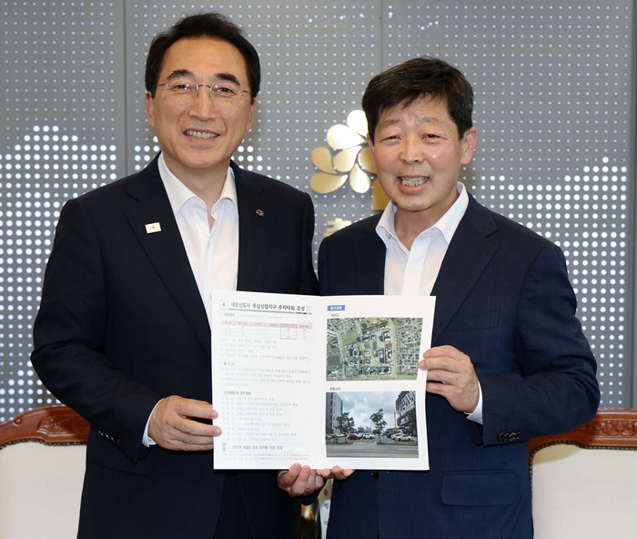 ▲ 박정주 홍성군수(오른쪽)가 최근 충남도청에서 박수현 충남도지사를 만나 내포신도시 미래신산업 국가산업단지 조성, 2029년 전국체전 경기장 확충 등 홍성군 주요 현안이 담긴 건의서를 전달한 뒤 기념촬영을 하고 있다.ⓒ홍성군