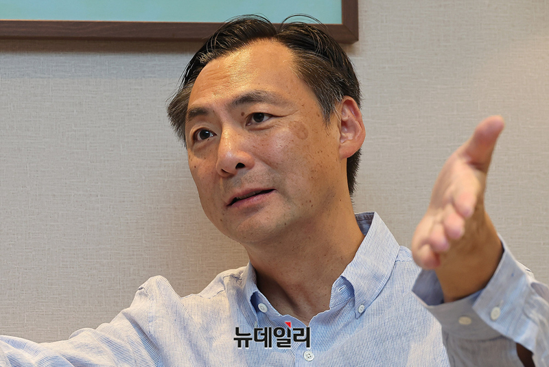 ▲ 한국계 미국인 법조인인 모스 탄 전 미국 국무부 국제형사사법대사가 7일 오후 경기도 모처에서 뉴데일리와 인터뷰를 하고 있다. ⓒ정상윤 기자