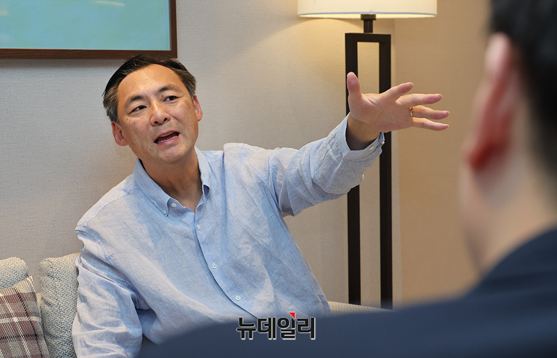 ▲ 한국계 미국인 법조인인 모스 탄 전 미국 국무부 국제형사사법대사가 7일 오후 경기도 모처에서 뉴데일리와 인터뷰를 하고 있다. ⓒ정상윤 기자