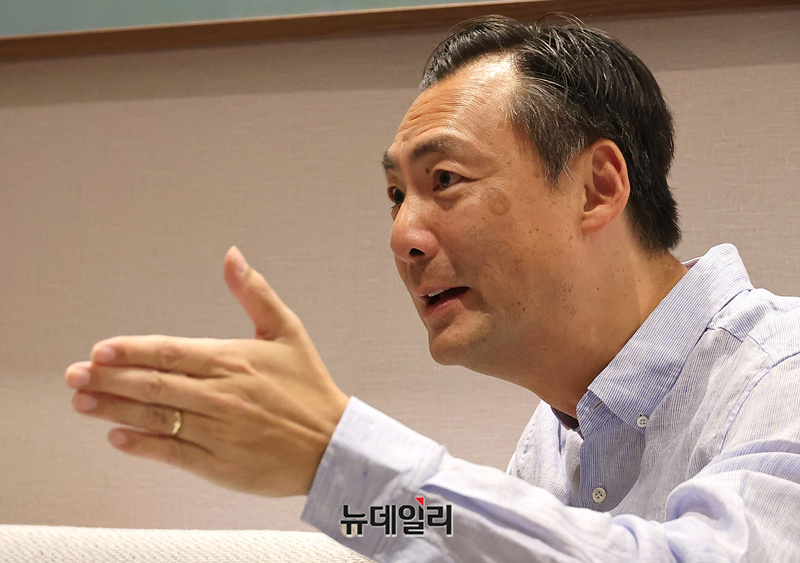 ▲ 한국계 미국인 법조인인 모스 탄 전 미국 국무부 국제형사사법대사가 7일 오후 경기도 모처에서 뉴데일리와 인터뷰를 하고 있다. ⓒ정상윤 기자