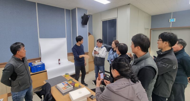 ▲ 스마트폰 사진촬영 교육을 진행하고 있는 모습.ⓒ아산시