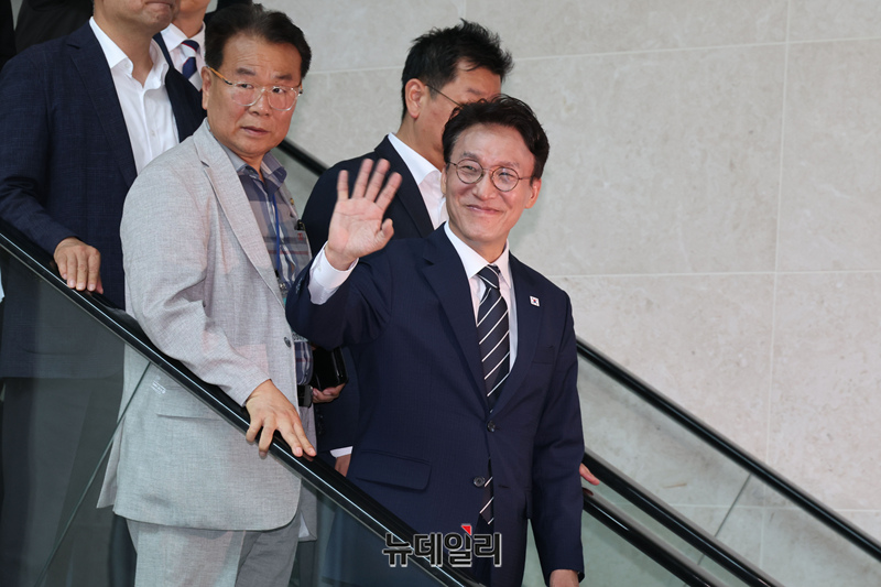 ▲ 김민석 전 국무총리가 지난 6일 국회 소통관에서 더불어민주당 당 대표 출마 선언을 마치고 지지자들에게 손을 흔드는 모습. ⓒ이종현 기자