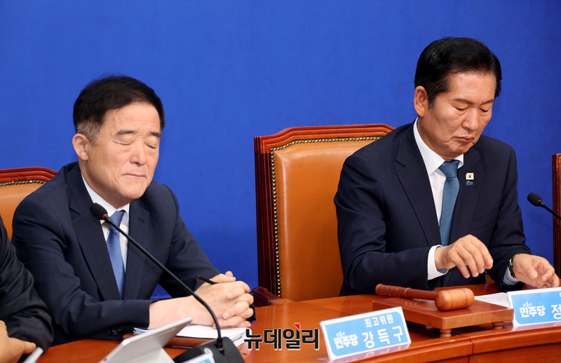 ▲ 지난달 24일 민주당 최고위원회의에서 정청래 당시 대표(오른쪽)와 강득구 민주당 최고위원이 냉랭한 모습을 보였다. ⓒ이종현 기자