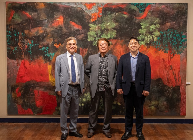 ▲ 최한동 명예교수(가운데)와 이윤규 경기대 총장(왼쪽), 손율 학교법인 경기학원 이사장이 특별전 개막식 후 기념촬영을 하고 있다. ⓒ경기대 제공