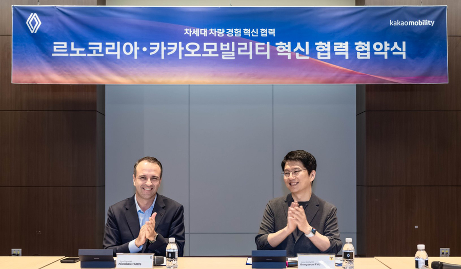▲ 르노코리아가 카카오모빌리티와 ‘차세대 차량 경험 혁신을 위한 업무협약’을 체결했다.왼쪽부터 르노코리아 니콜라 파리 사장, 카카오모빌리티 류긍선 대표.ⓒ르노코리아