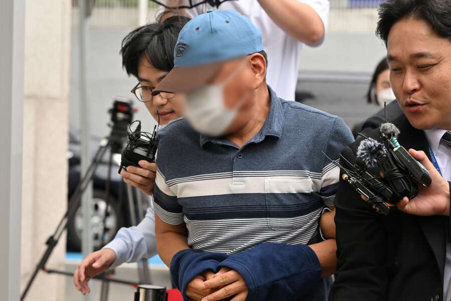 ▲ '장윤기 사건'과 관련해 증거 인멸 혐의를 받는 광주 광산경찰서 소속 A 경감이 8일 전남광주 동구 광주지법에서 열리는 구속 전 피의자 심문(영장실질심사)에 출석하고 있다. ⓒ뉴시스