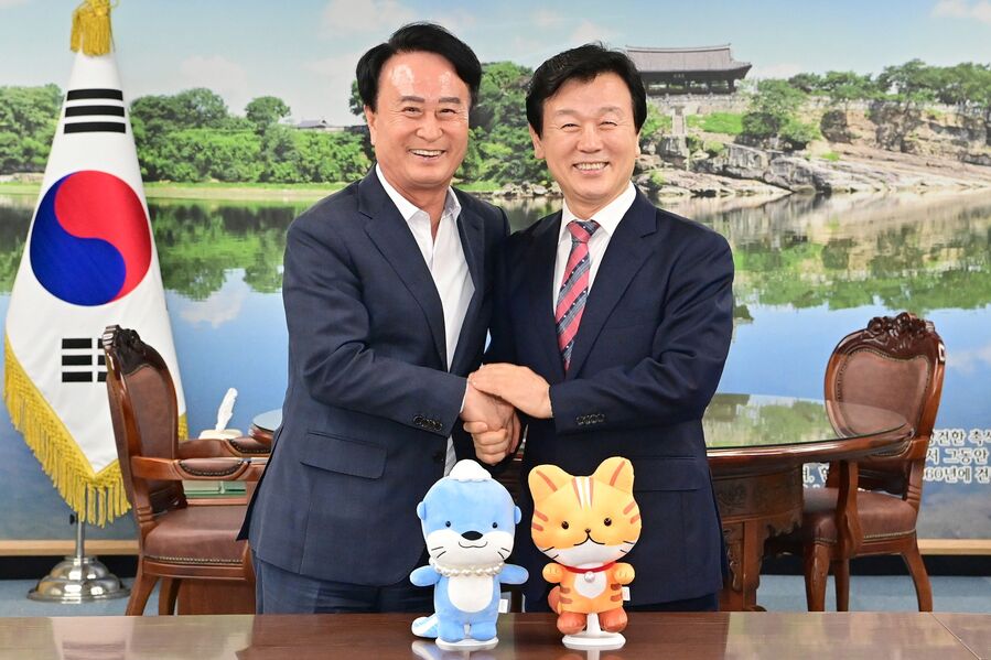▲ 조규일 진주시장과 박동식 사천시장은 광역 생활권 구축을 목표로 교통과 환경 분야의 공동 현안을 집중 논의하며 실질적인 협력체계 마련에 뜻을 모았다.ⓒ진주시