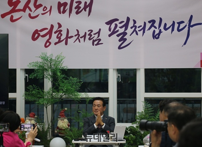 ▲ 백성현 충남 논산시장이 8일 논산미래광장에서 민선9기 출범에 따른 언론인 간담회를 열고 국방산업 육성, 농업 고도화, 관광 인프라 확충, 청년정책 강화 등 핵심 시정 방향을 제시하고 있다.ⓒ이길표 기자