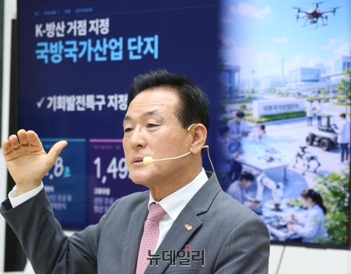 ▲ 백성현 충남 논산시장이 8일 논산미래광장에서 민선9기 출범에 따른 국방산업 육성, 농업 고도화, 관광 인프라 확충, 청년정책 강화 등 핵심 시정 방향을 제시하고 있다.ⓒ이길표 기자