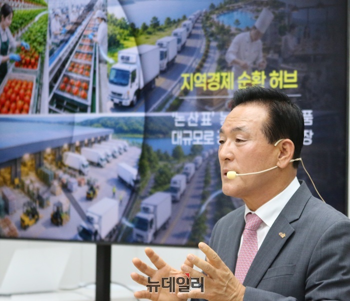 ▲ 백성현 충남 논산시장이 8일 논산미래광장에서 민선9기 출범에 따른 언론인 간담회를 열고 국방산업 육성, 농업 고도화, 관광 인프라 확충, 청년정책 강화 등 핵심 시정 방향을 제시하고 있다.ⓒ이길표 기자