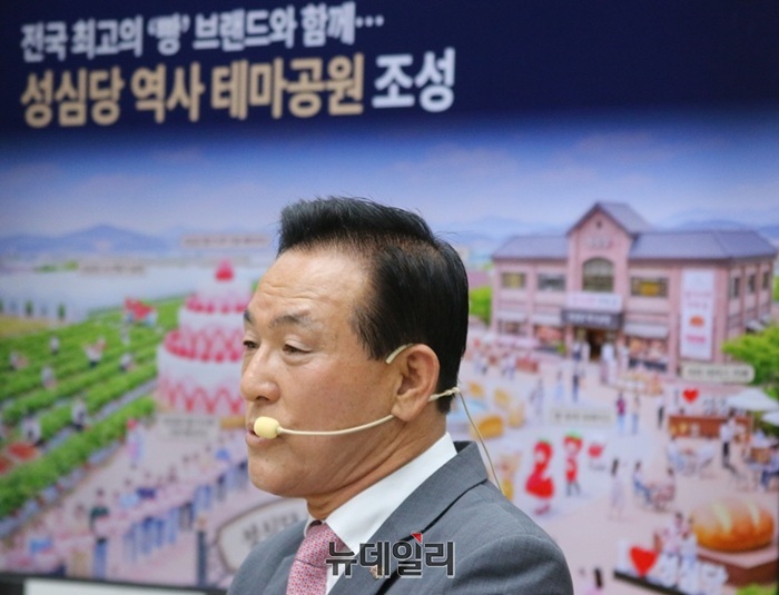 ▲ 백성현 충남 논산시장이 8일 논산미래광장에서 민선9기 출범에 따른 언론인 간담회에서 성심당 유치 계획을 밝히고 있다.ⓒ이길표 기자
