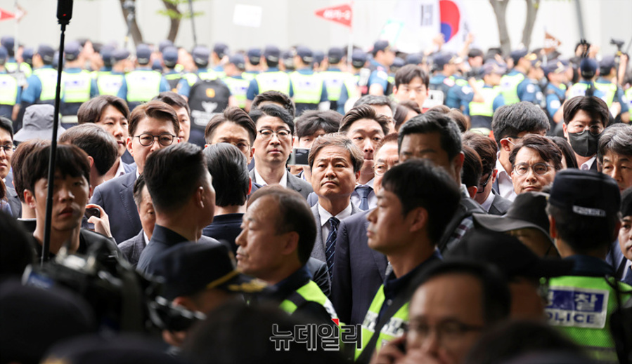 ▲ 6·3 지방선거 투표용지 부족 사태 국정조사특별위원회가 지난 2일 오전 서울 송파구 올림픽공원 핸드볼경기장에서 문이 열리길 기다리고 있다. ⓒ서성진 기자