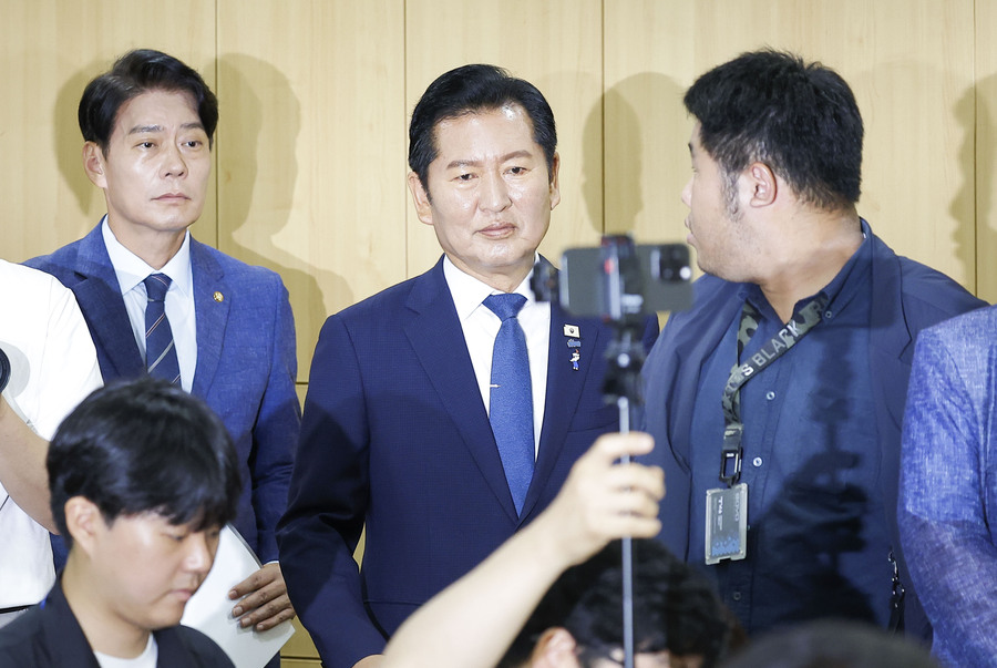 ▲ 정청래 전 더불어민주당 대표가 8일 서울 여의도 국회 의원회관에서 열린 서남권 반도체 클러스터 성공을 위한 정책토론회에 참석하고 있다. ⓒ뉴시스