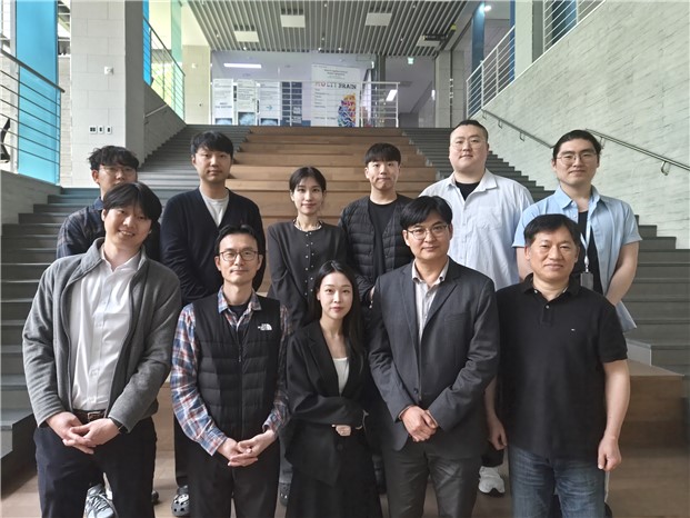 ▲ DGIST 뇌과학과 연구팀(앞줄 왼쪽부터) 첫 번째 박포정 교수, 두 번째 백명인 교수, 네 번째 이효상 교수, (맨 오른쪽) 서병창 교수.ⓒDGIST