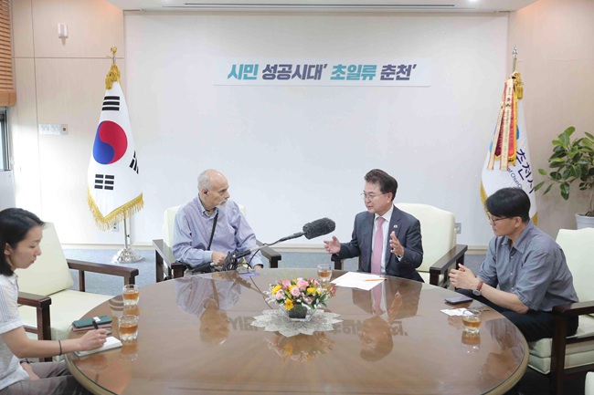 ▲ 미국 대표 공영라디오 방송사인 NPR(National Public Radio) 취재진이 8일 춘천시청에서 육동한 시장을 만나 춘천시의 Great Books(GB) 기반 토론식 공교육 모델과 글로벌 교육 협력 성과를 취재했다. ⓒ춘천시