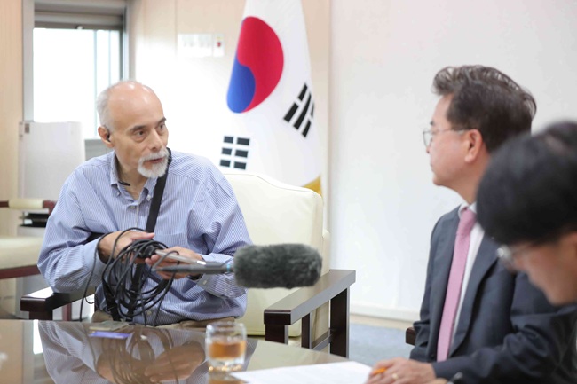 ▲ 이날 취재에서는 육동한 춘천시장과 GB 세미나 참여 학생, 튜터 등을 대상으로 인터뷰를 진행하며 춘천시가 추진하는 고전 읽기·토론 중심 교육의 운영 현황과 성과, AI 시대 미래인재 양성 전략 등을 소개했다. ⓒ춘천시