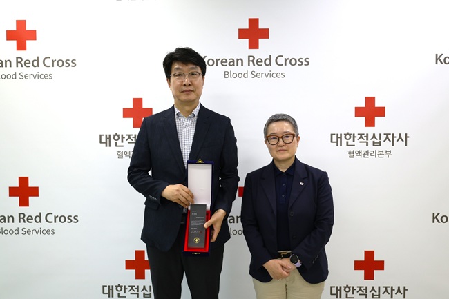 ▲ 한국보훈복지의료공단(이사장 윤종진)이 6개 보훈병원과 8개 보훈요양원 등 전국 소속기구의 지속적인 헌혈 참여와 생명나눔 실천 공로를 인정받아 8일 대한적십자사 기관표창을 수상했다. 보훈공단은 지난 2020년부터 현재까지 임직원과 사회복무요원 등 약 6500명이 헌혈에 참여했다. ⓒ한국보훈복지의료공단