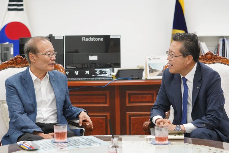 ▲ 장기수(오른쪽) 천안시장이 8일 독립기념관을 방문해 김희곤 관장과 상생 협력 방안을 논의하고 있다.ⓒ천안시
