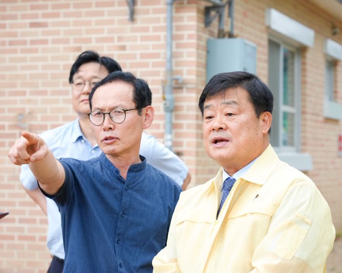 ▲ 이병도 충남교육감(오른쪽)이 8일 아산 송남초등학교를 방문해 여름철 풍수해 대비 교육시설 안전관리 현황을 점검하고, 학교 관계자로부터 수해 복구 및 재난 예방시설 운영 현황에 대한 설명을 듣고 있다.ⓒ충남교육청
