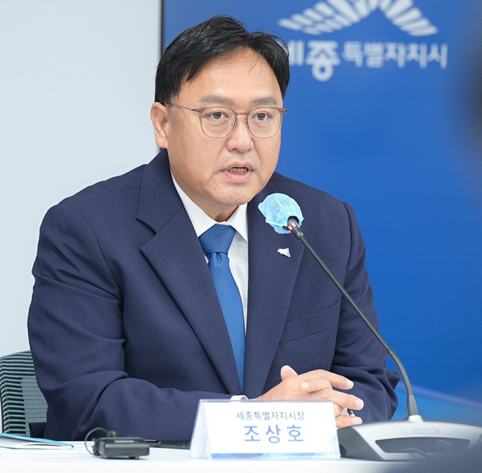 ▲ 조상호 세종시장이 8일 시청 대회의실에서 열린 7월 확대간부회의를 주재하며 시민이 체감하는 효능감 높은 행정과 재정위기 극복 방안을 강조하고 있다.ⓒ세종시