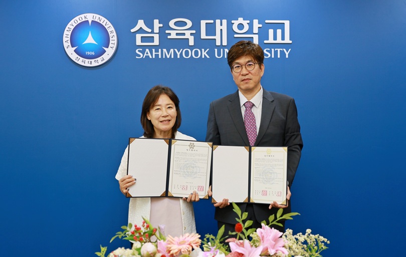 ▲ 삼육대 손애리 대학원장(왼쪽)과 광주보건대 이동진 보건전문기술대학원장이 MOU 체결 후 기념촬영을 하고 있다.ⓒ삼육대
