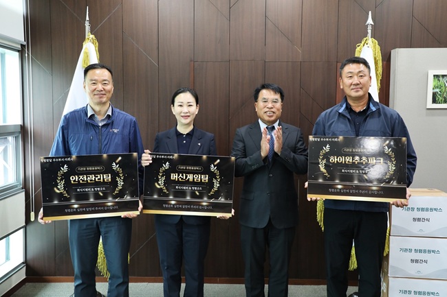 ▲ 강원랜드가 지난 6월 한 달간 운영한 '청렴한달' 캠페인을 마무리하며, 8일 고한 본사 사옥에서 청렴문화 확산에 적극 참여한 우수부서와 자회사를 대상으로 '경영진 청렴 응원 박스' 전달 행사를 실시했다. 이날 행사에서 남한규 대표이사 직무대행은 청렴굿즈와 간식, 부서 회식 지원비 등을 담은 '청렴응원박스'를 전달하고 적극적인 청렴 실천에 대한 감사의 마음을 전했다. ⓒ강원랜드