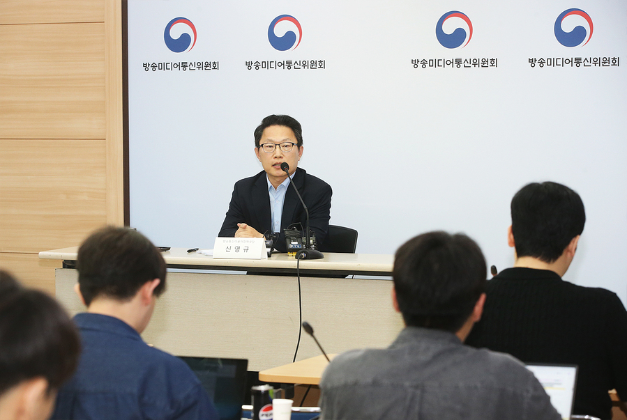 ▲ 방송미디어통신위원회 신영규 방송통신이용자정책국장이 8일 정부과천청사에서 '불법·허위조작정보 유통 방지를 위한 정보통신망법 가이드라인 발표' 관련 브리핑을 하고 있다. ⓒ방미통위