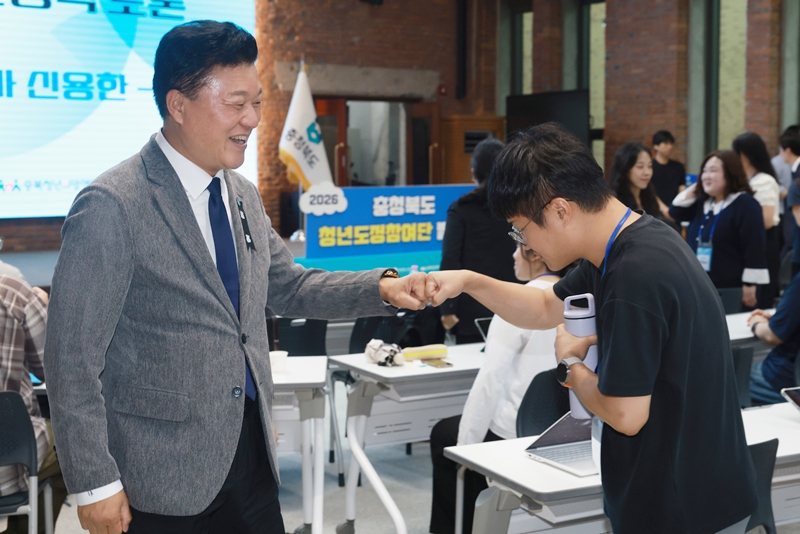 ▲ 신용한 충북지사(왼쪽)가 8일 충북도청 대회의실에서 열린 '2026년 충북 청년 도정참여단' 발대식에 참석해 참여 청년들과 인사를 나누고 있다. ⓒ충북도