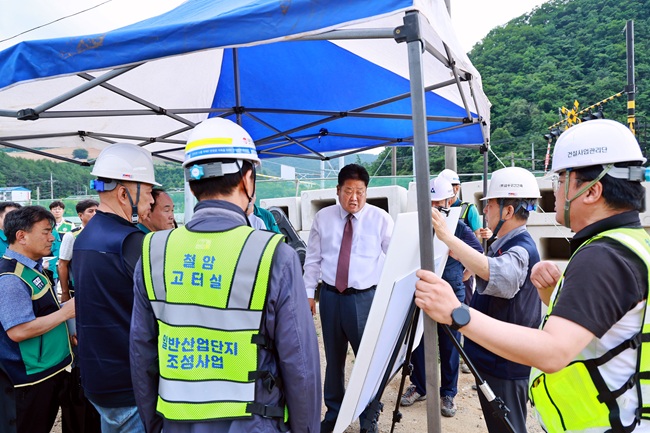 ▲ 이상호 태백시장이 민선9기 출범을 맞아 이준호 부시장을 비롯한 국·과장 등 간부 공무원들과 함께 주요 공공투자사업 현장을 직접 방문해 추진 현황을 점검하고, 부서별 주요 업무 계획을 공유하는 주요업무 현장보고회를 8일부터 진행했다. ⓒ태백시