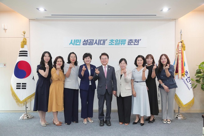 ▲ 육동한 춘천시장이 8일 시청 접견실에서 엄현옥 국공립분과장을 비롯한 국공립어린이집 원장 8명과 함께 간담회를 열고 어린이집 운영 현장의 애로사항을 청취하고 주요 보육 현안을 논의했다. ⓒ춘천시