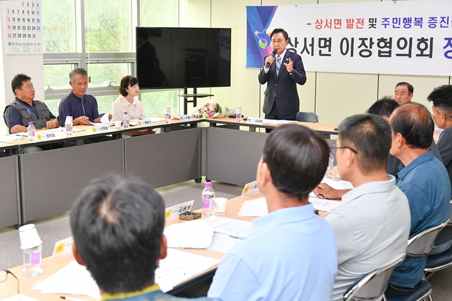 ▲ 강원 화천군 상서면 이장협의회 정례회의가 8일 상서면사무소에서 김세훈 군수를 비롯한 이장들이 참석한 가운데 열렸다. 이날 김세훈 군수는 상서면 지역 파크골프장 조성을 비롯해 정주여건 개선과 주민소득을 위해 최선을 다하겠다고 밝혔다. ⓒ화천군