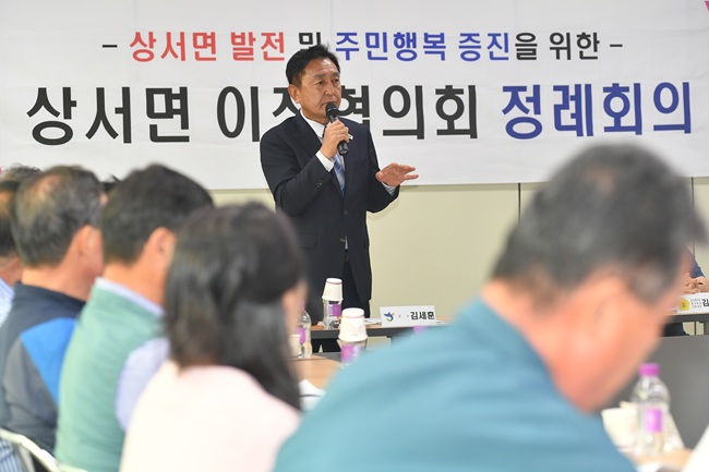 ▲ 강원 화천군 상서면 이장협의회 정례회의가 8일 상서면사무소에서 김세훈 군수를 비롯한 이장들이 참석한 가운데 열렸다. 이날 김세훈 군수는 상서면 지역 파크골프장 조성을 비롯해 정주여건 개선과 주민소득을 위해 최선을 다하겠다고 밝혔다. ⓒ화천군