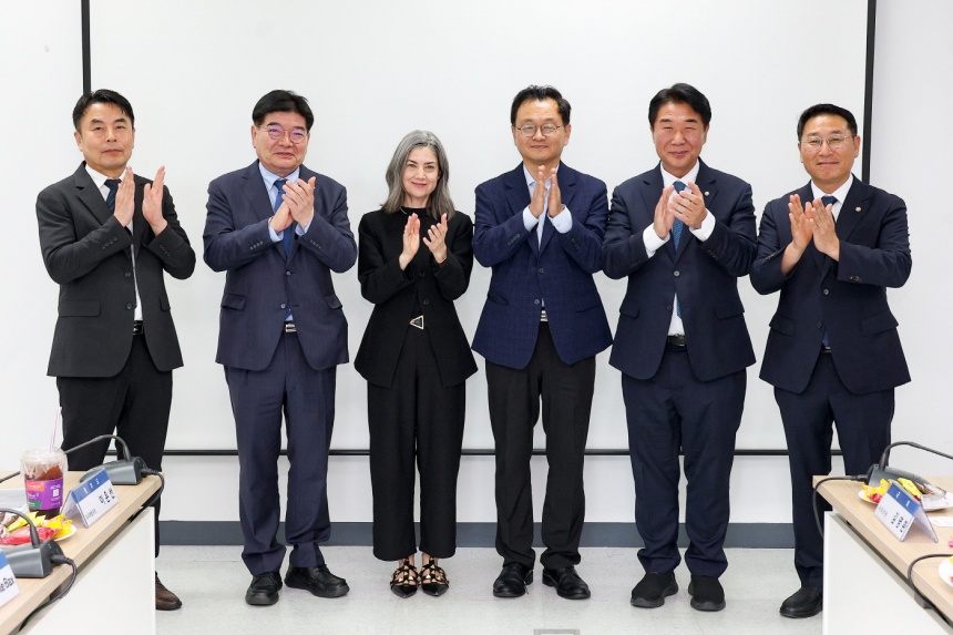 ▲ K-컬처밸리 관계자들이 기념촬영 하고 있다 ⓒ고양특례시 제공
