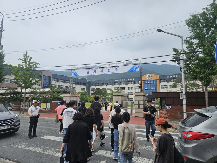 ▲ 경산여자중․고등학교에서 ‘2026년도 경상북도교육감 소속 교육공무직원 신규 채용’ 특수교육실무사 직종 1차 필기시험이 실시했다.ⓒ경북교육청